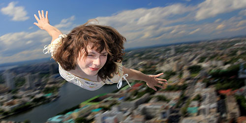 Девушка летает над городом