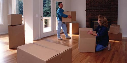 семья пакует коробки к переезду