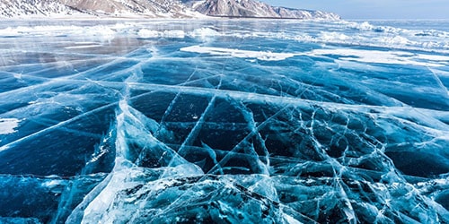 Треснувший лед на озере Байкал
