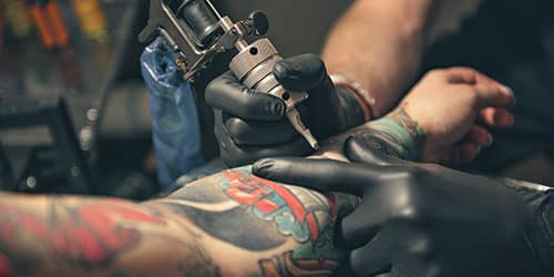Набивать татуировку