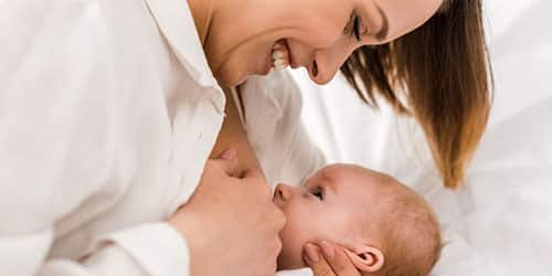 Кормить ребенка грудным молоком
