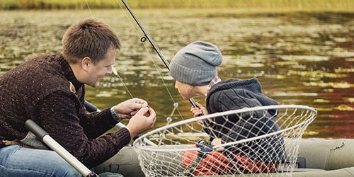 Папа с сыном на рыбалке