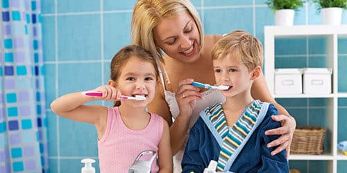 Чистить зубы ребенку