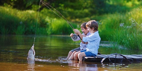 Дети ловят рыбу на удочку