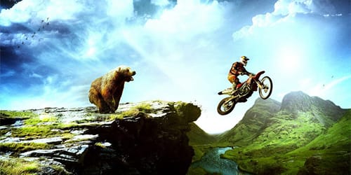 медведь гонится за мотоциклистом