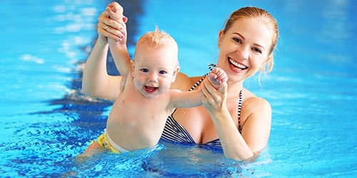 Плавать в бассейне с ребенком