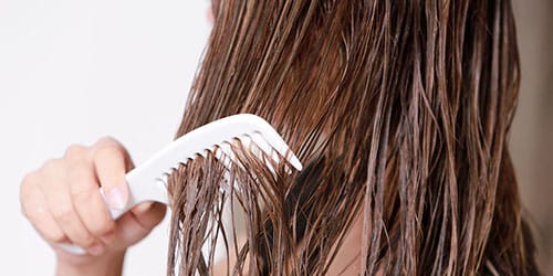 Расчесывать мокрые волосы