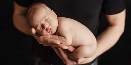 Спящий ребенок на руках