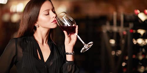 Пить вино из бокала