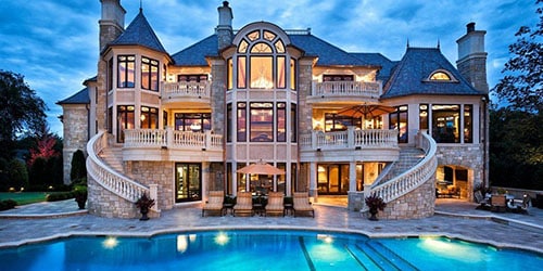 Большой дом с бассейном