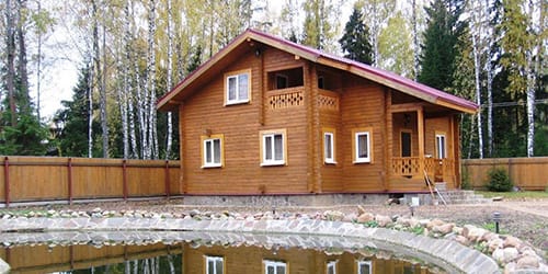деревянный дом на участке