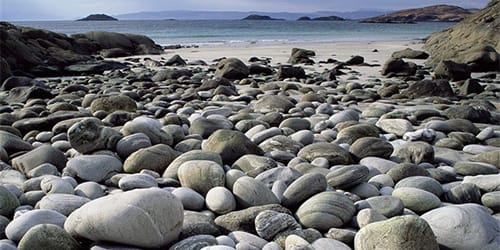 камни на берегу
