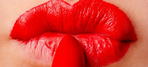 к чему снится красить губы помадой