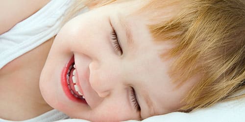 Ребенок смеется во сне