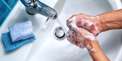 Мыть руки с мылом