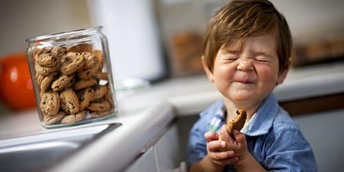 Ребенок кушает печенье