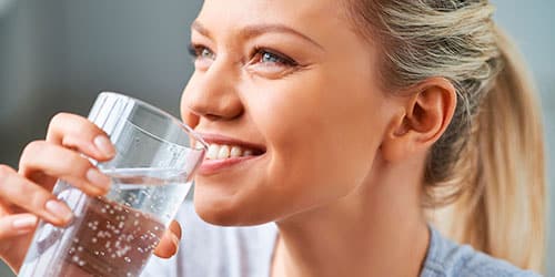 Пить газированную воду