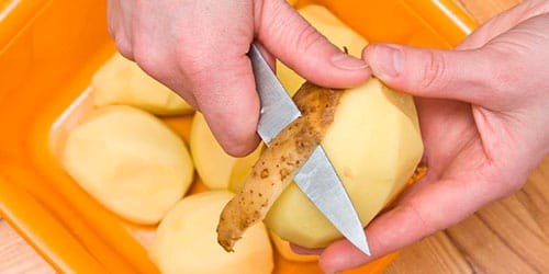 Чистить картошку