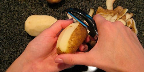 Чистить сырую картошку