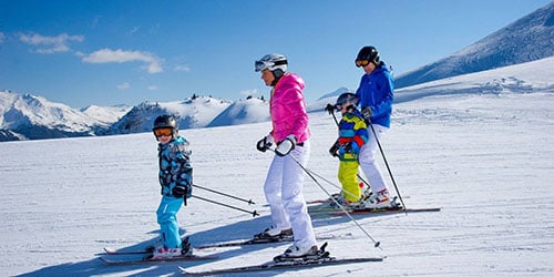 Кататься на лыжах с семьей