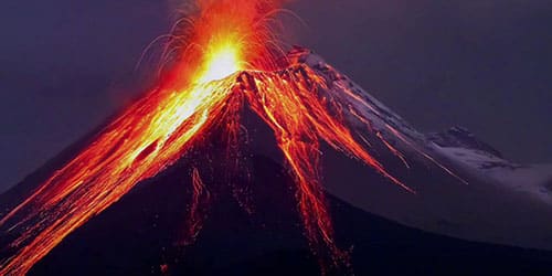 Извергающийся вулкан