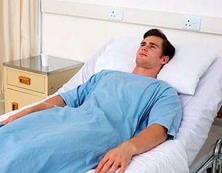 Лежать в больнице