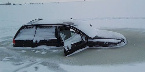 машина провалилась под лед