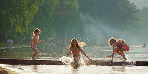 Дети купаются в речке