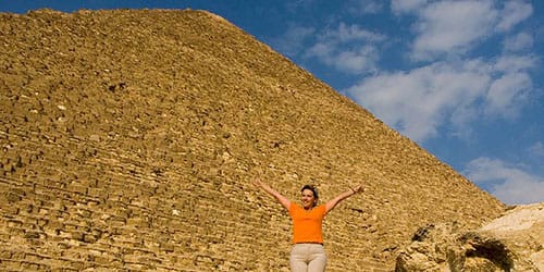 стоять возле пирамиды