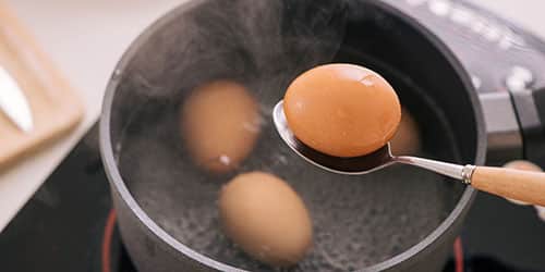 Варить яйца