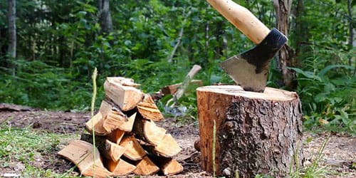 рубить дрова топором