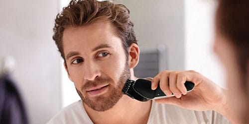 мужчина бреется