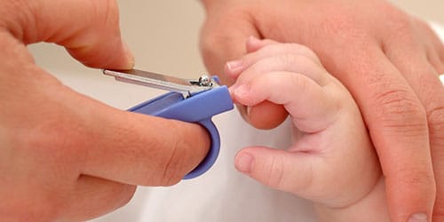 обрезать ногти ребенку
