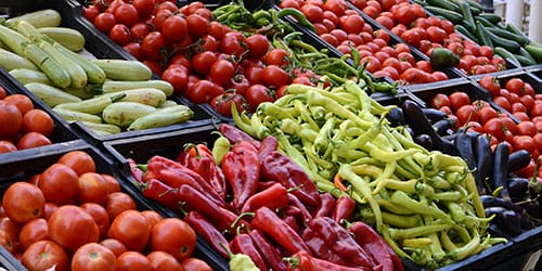 покупать овощи на рынке
