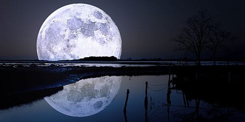 луна большая и полная отражается в воде