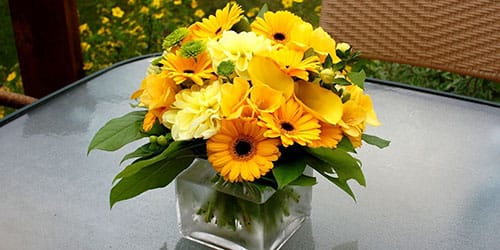 букет из желтых цветов в вазе