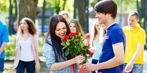 бывший парень дарит цветы другой девушке