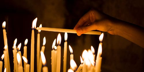 Зажигать церковные свечи