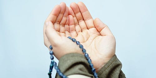 мусульманин молится