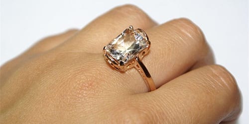 золотое кольцо с камнем