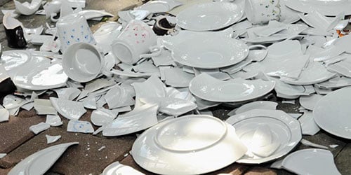 Много разбитой посуды