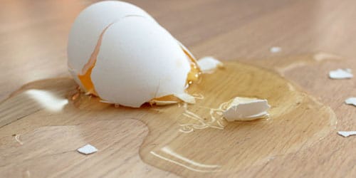 Яйцо упало и разбилось