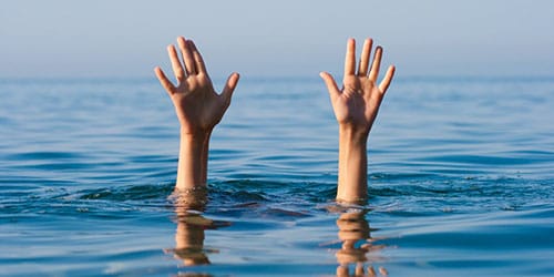 Фото как человек тонет в воде