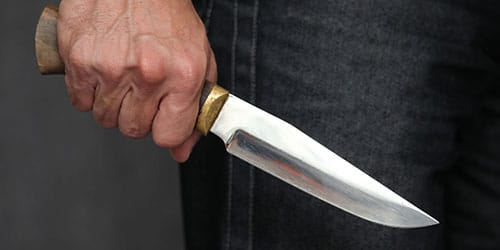 нож в руке