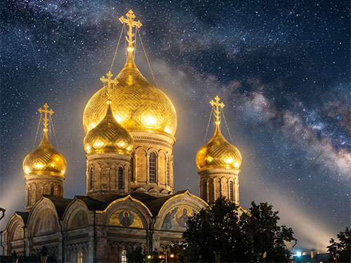 Золотые купола церкви
