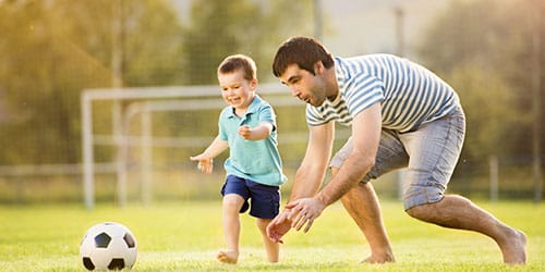 играть с сыном в футбол