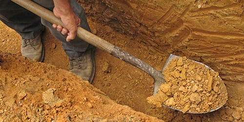 Фото человека с лопатой который копает