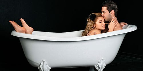 мужчина с женщиной в ванне