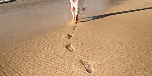 идти по песку
