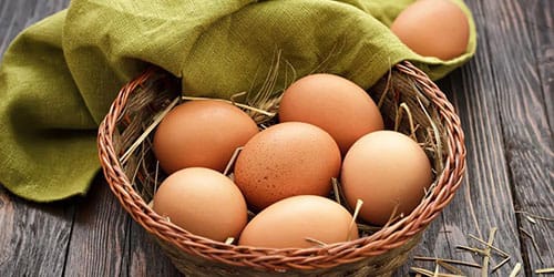 яйкі курэй ў кошыку